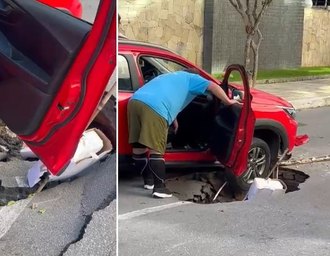 Carro cai em cratera após asfalto ceder na Ponta Verde