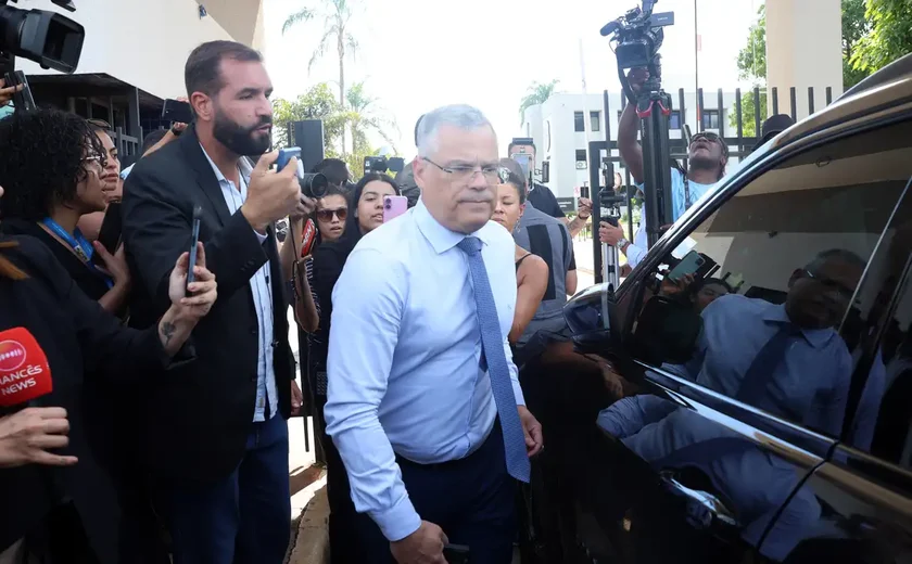 Defesa de Bolsonaro diz que tornozeleira humilha e nega plano de fuga