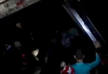 Imagens registram pessoas saqueando carga de carne após carreta capotar na BR-101
