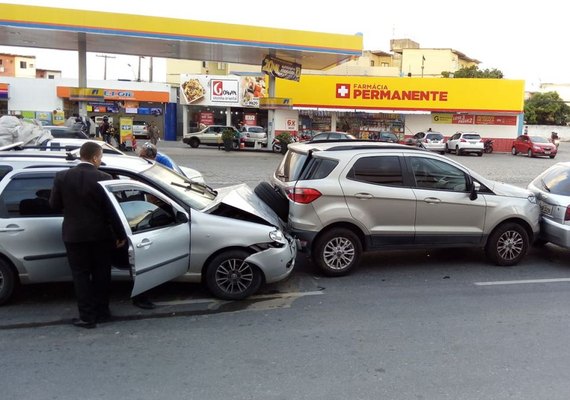 Condutor passa mal e causa acidente com quatro veículos na Via Expressa