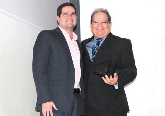 Otorrino Marcos Melo é homenageado em formatura de Residência Médica
