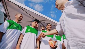 Renan Filho entrega centenas de de materiais esportivos durante o Governo Presente