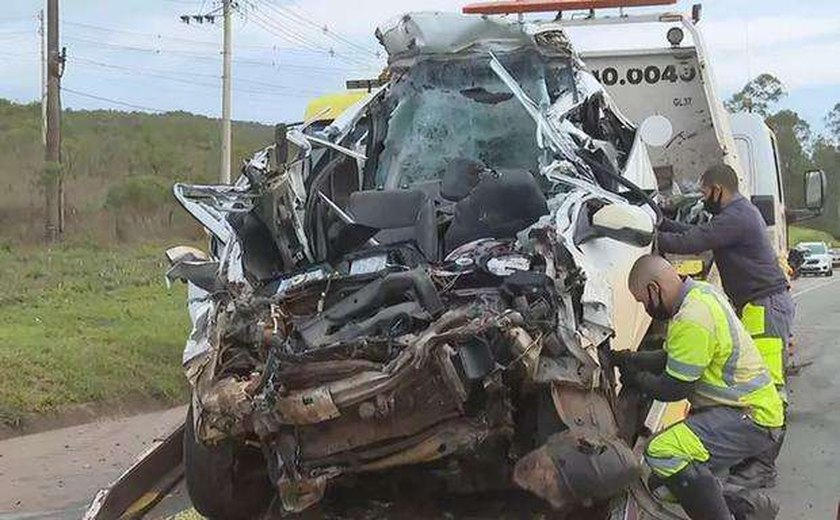 Mulher morre ao bater carro contra traseira de caminhão em acidente