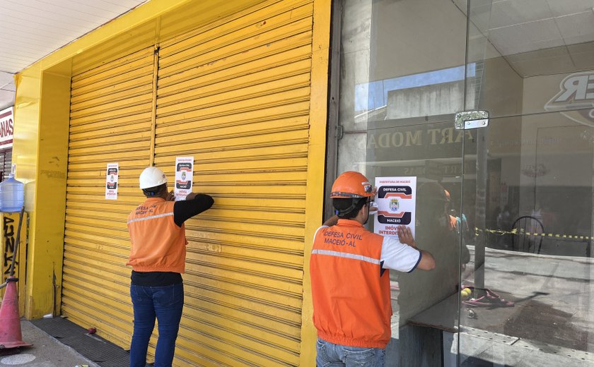Defesa Civil interdita imóveis vizinhos após incêndio em loja no Centro de Maceió
