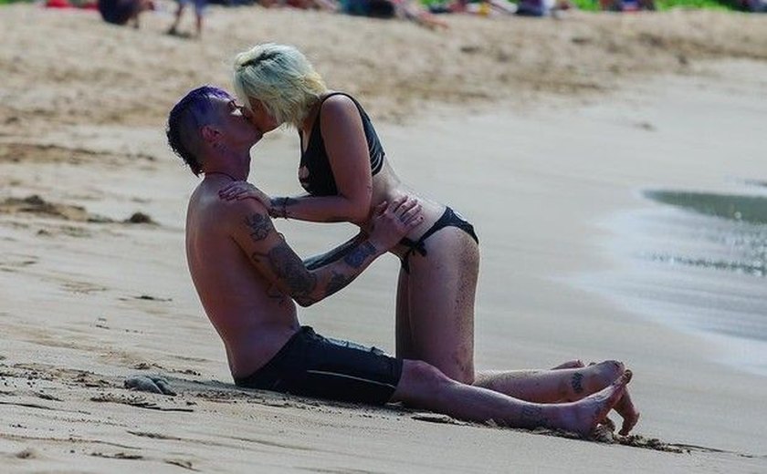 Filha de Michael Jackson posta foto beijando namorado em praia