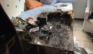 Lâmpada explode e faíscas caem sobre cama ocasionando incêndio em apartamento na Jatiúca