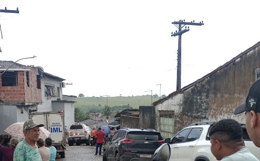 Polícia Científica realiza perícia em casa de bebê encontrado morto em Chã Preta