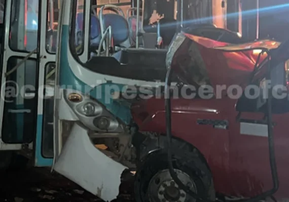 Motoristas ficam feridos em colisão entre caminhonete e ônibus