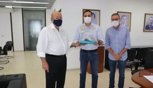 Fiea ajuda no combate à Covid-19 com doação de capacete respiratório