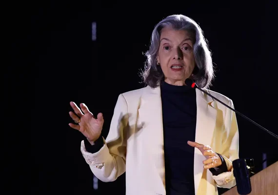 Carmén Lúcia: 'ditadura é como erva daninha que precisa ser cortada'