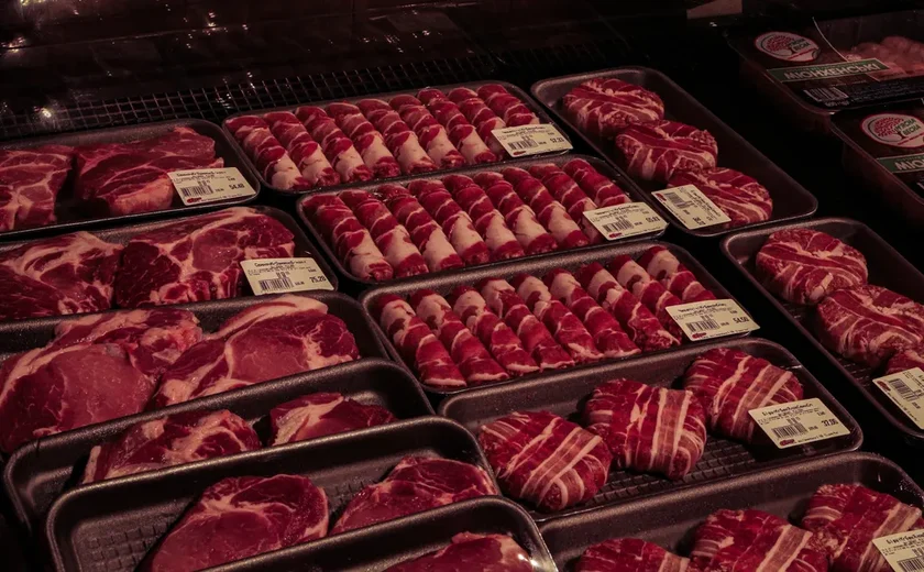 Funcionários e dono de açougue são presos por furto de carnes em Maceió