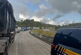 Tombamento de carreta bloqueia trecho da BR-101 e provoca congestionamento em Junqueiro