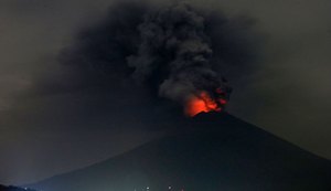 Indonésia realiza retirada imediata de área de vulcão em Bali e fecha aeroporto