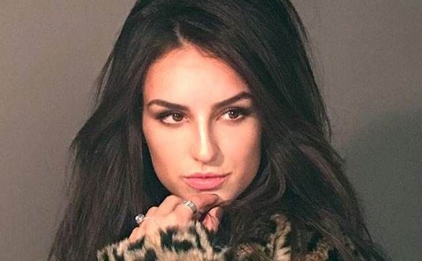 Kéfera assume ter ficado com famosos e com mulheres