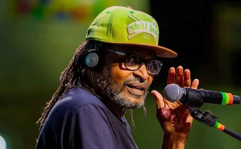 Cantor Edson Gomes é internado em UTI após show em Salvador