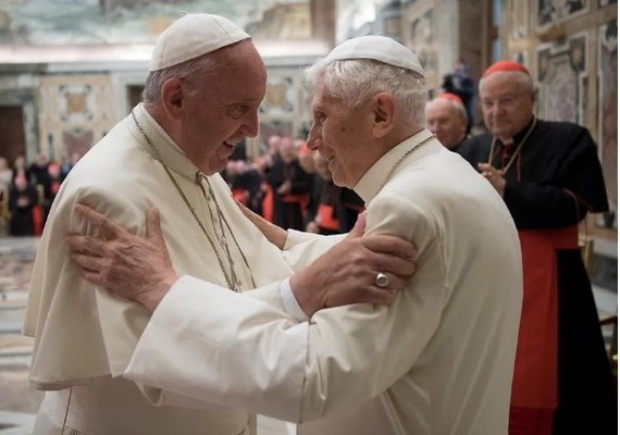 Papa Francisco pede que fiéis orem por Bento XVI: 'está muito doente'