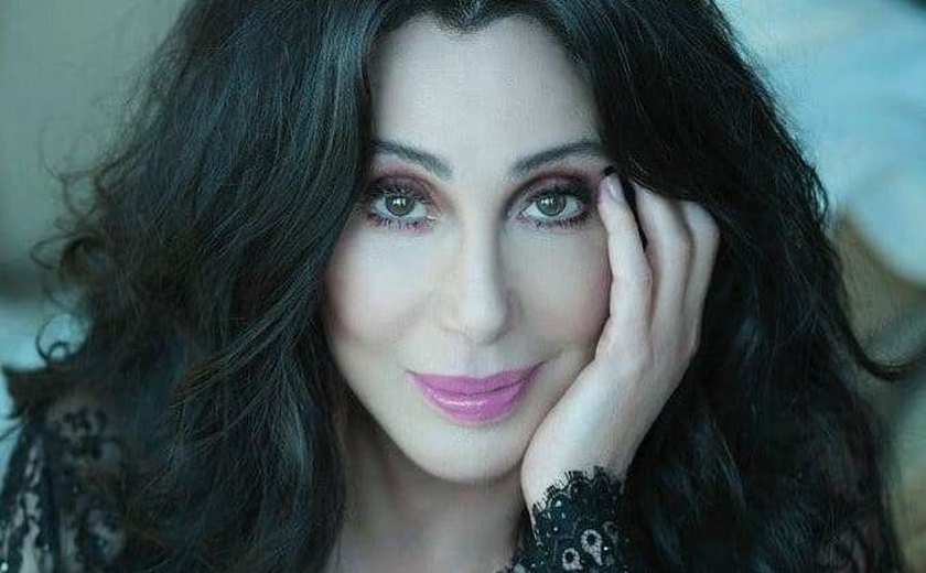 Cher diz em entrevista que dislexia a fez namorar com Tom Cruise