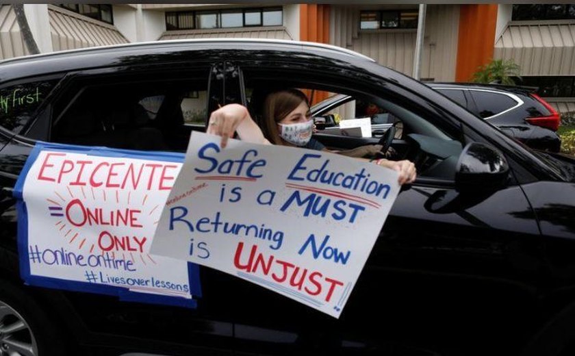 Professores fazem carreatas nos EUA contra reabertura de escolas ante alta da Covid-19