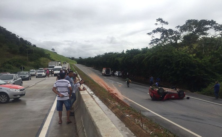 Carro capota na BR-101 e vítimas são resgatadas pelo Samu Alagoas