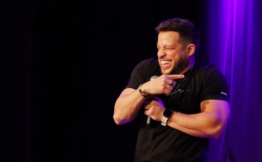 Humorista Flávio Andradde traz o novo show “Como Sobreviver à Própria Família?” para Caruaru e Belo Jardim em outubro