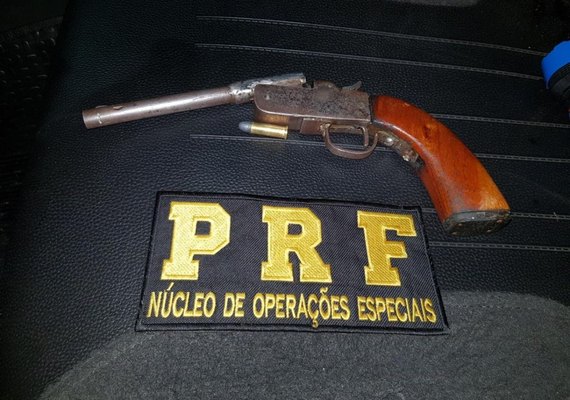 PRF frustra assalto e prende um dos suspeitos armado em Joaquim Gomes