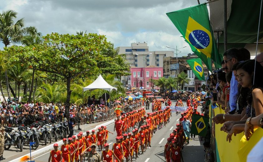 Desfile da Independência reúne centenas de alagoanos no Jaraguá