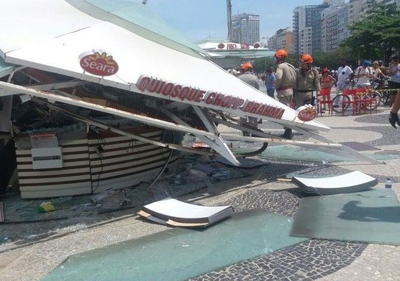 Quiosque desaba na orla de Copacabana e seis pessoas ficam feridas