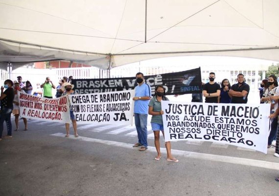 Moradores de bairros atingidos com rachaduras bloqueiam portões da Braskem em Maceió