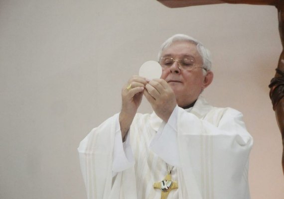 Bispo de Penedo, Dom Valério Breda tem suspeita de AVC e é transferido para Maceió