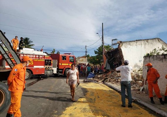 Carreta desgovernada invade estabelecimento comercial em Igaci