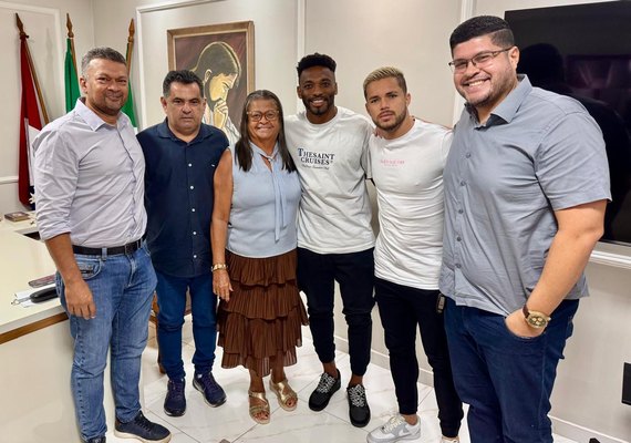 Em meio à crise no CSE, prefeita recebe jogadores e garante transparência sobre repasses