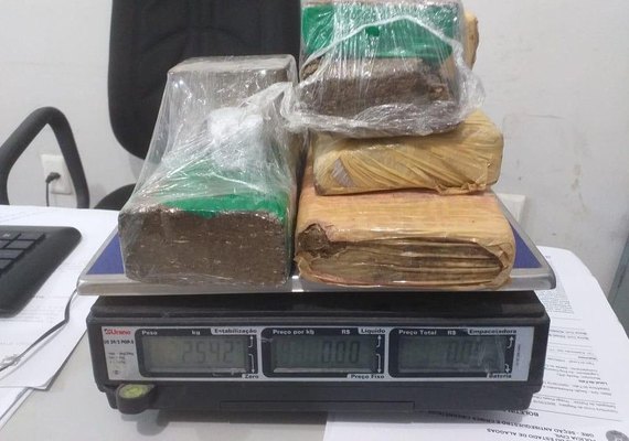 Polícia prende suspeitos de tráfico de drogas com 2,5 kg de maconha em Maceió