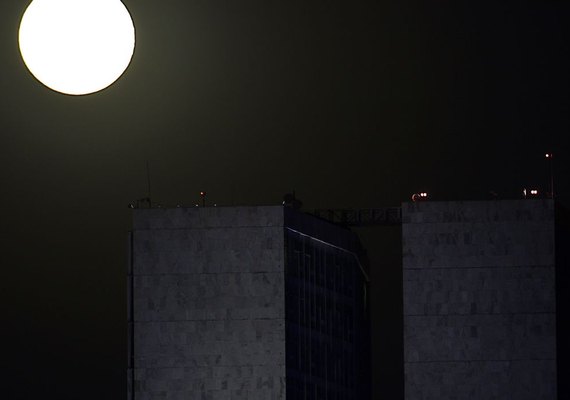 Superlua será visível na noite desta terça-feira