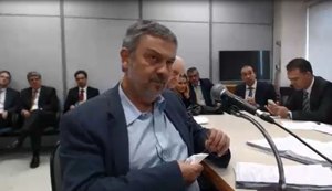 Palocci pede desfiliação do PT: 'Somos partido ou seita guiada por uma divindade?'