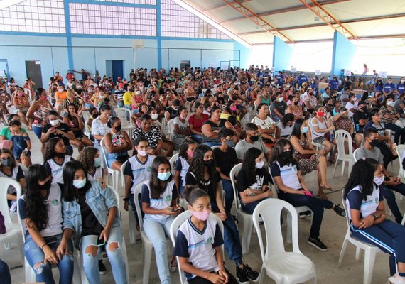 Prefeitura de Coruripe inicia entrega mais 12 mil kits de materiais escolares