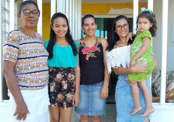 ﻿Justiça concede direito a jovem ter duas mães em certidão