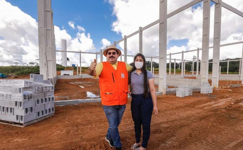 Prefeito e secretária visitam grande indústria que está sendo construída em Rio Largo