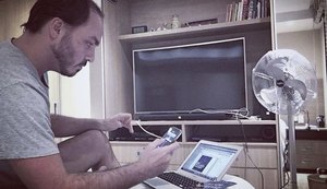 Carlos Bolsonaro pagou home office com cartão corporativo enquanto criticava 'lockdown' na pandemia