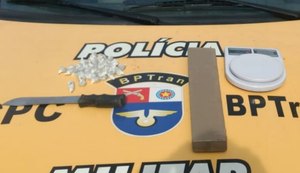 Dupla é detida com maconha, faca e balança de precisão na Chã de Bebedouro