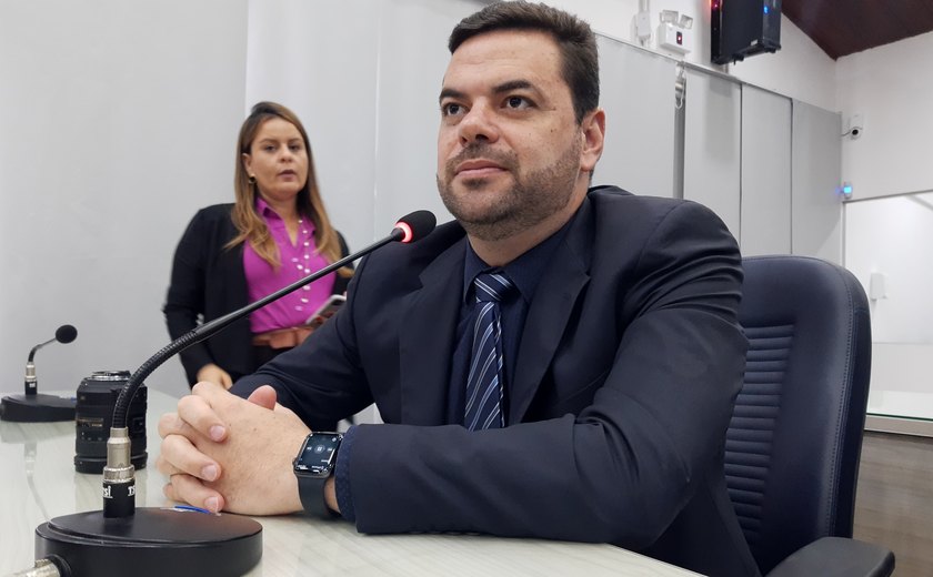 Com urnas de papelão, vereadores de Maceió aprovam pedido de adiamento da eleição de conselheiros tutelares