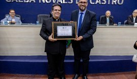 Leonardo Dias entrega Título de Cidadão Honorário de Maceió a Dom Beto Breis