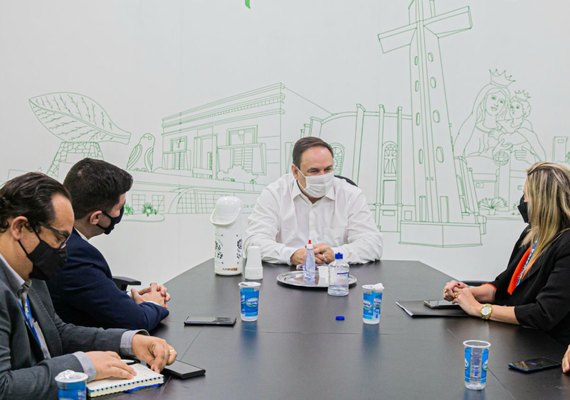 Luciano entrega à Caixa projeto de revitalização do Lago da Perucaba