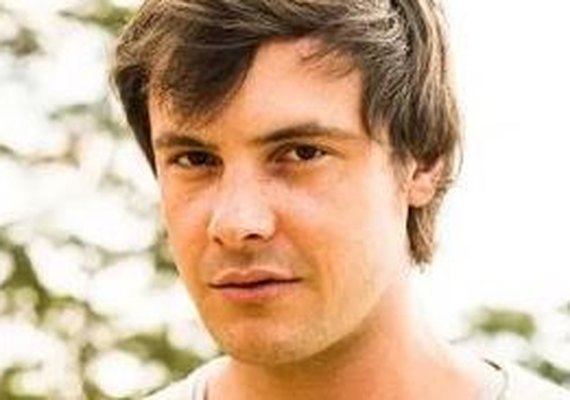 Chiclete é contratado para matar Vivi, mas ele a confunde com Kim