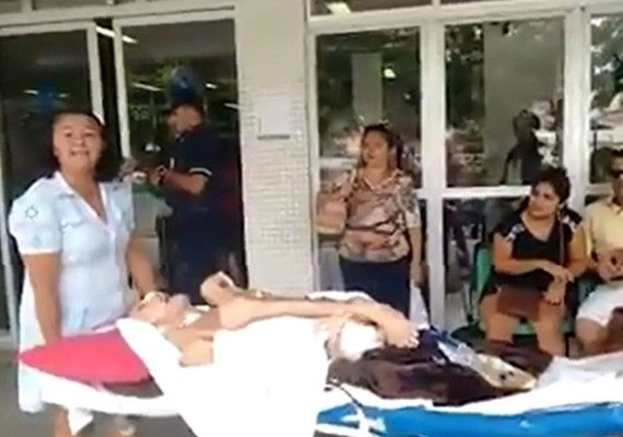 Família denuncia falta de atendimento e retira paciente de corredor