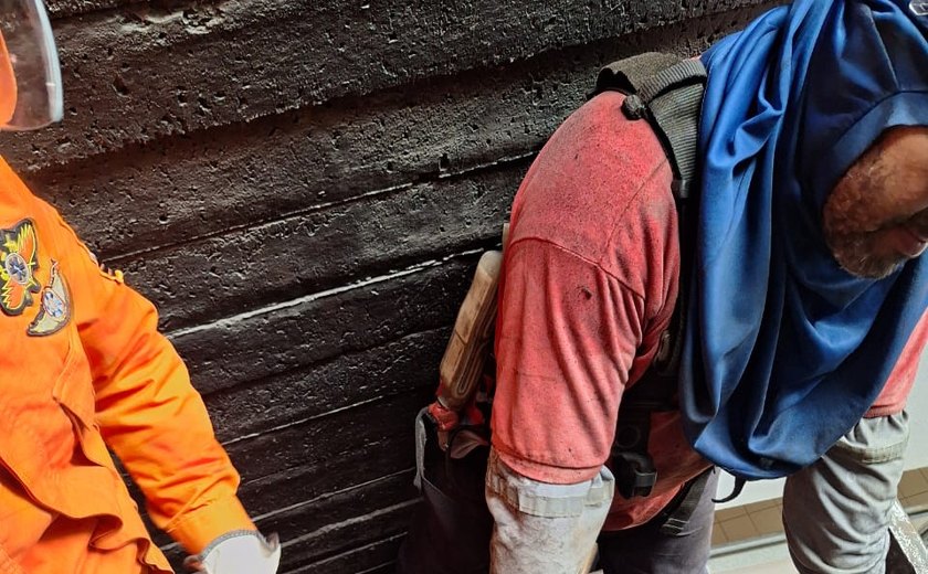 Trabalhador fica com perna presa em elevador na Ponta Verde