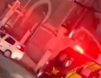 Incêndio em fiação de poste assusta pedestres na Praça dos Martírios, em Maceió