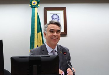 Rafael Brito aprova lei que regulamenta profissão de Agente de Turismo em todo Brasil