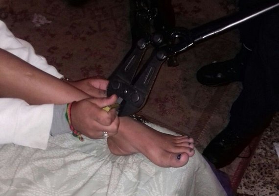 Mulher que acorrentou a filha viciada em drogas diz não se arrepender: 'Maltratada era eu'