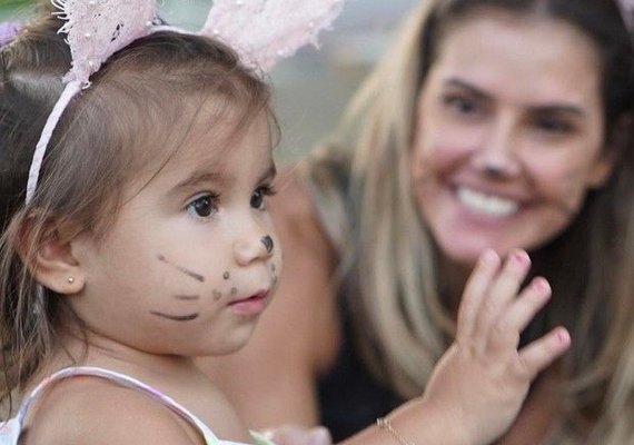 Deborah Secco e a filha Maria Flor viram coelhinhas para comemorar a Páscoa