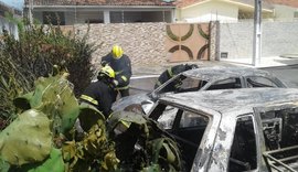 Corpo de Bombeiros apaga chamas que acabaram com dois veículos